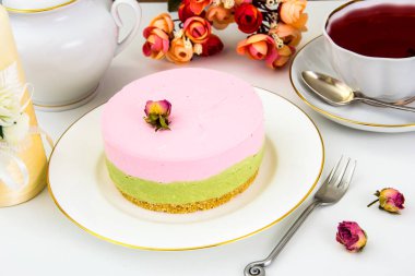 Ahududu Cheesecake fıstık fındık kum tabanlı üzerinde