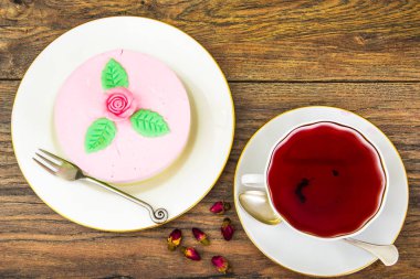 Ahududu Cheesecake fıstık fındık kum tabanlı üzerinde