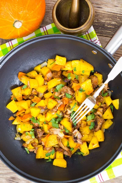 Bir tavada etli haşlanmış sebze