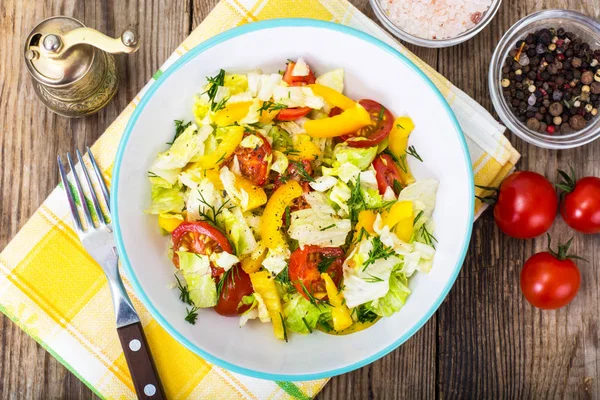 Ensalada de verduras frescas con aceite de oliva —  Fotos de Stock