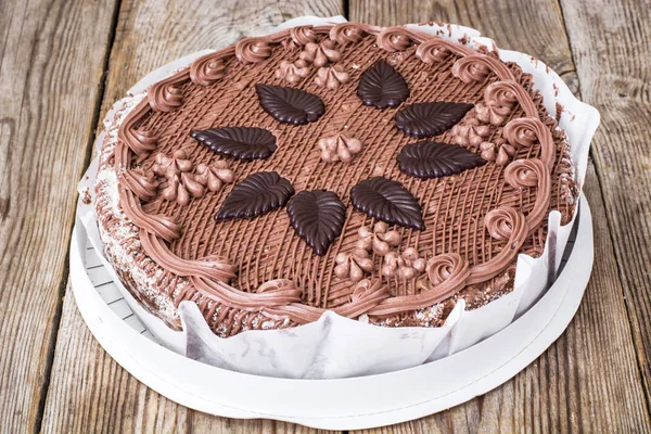 Gâteau meringue au chocolat rôti aux noix et à la crème — Photo