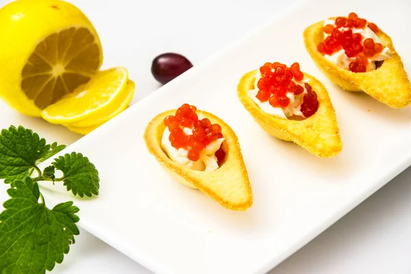 레드와 블랙 캐 비어 tartlets — 스톡 사진