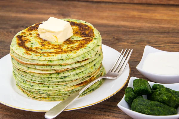 Läckra pannkakor Stack med spenat — Stockfoto