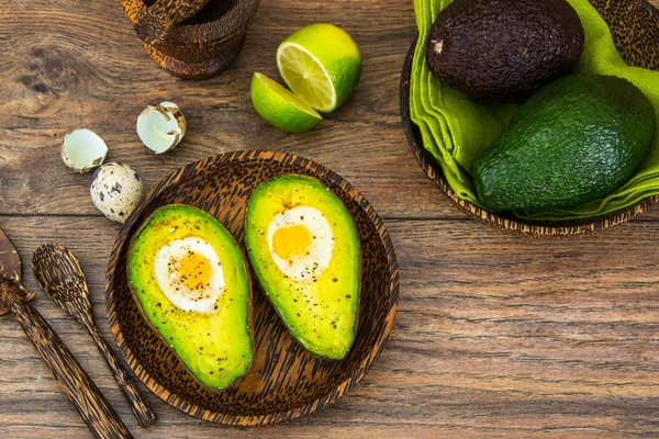 Avokado, fırında Bıldırcın yumurta, tuz, biber, limon