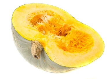 Gri kabak içinde kesilmiş yarım, selüloz ve tohumlar