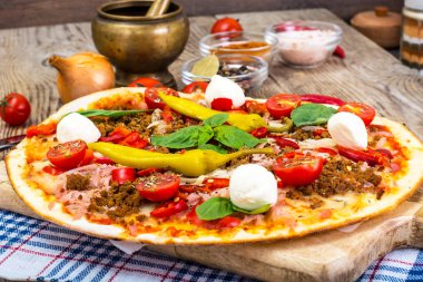 Rustik İtalyan Pizza üzerinde ince bir pasta ile kıyılmış domuz eti, jambon, Tom