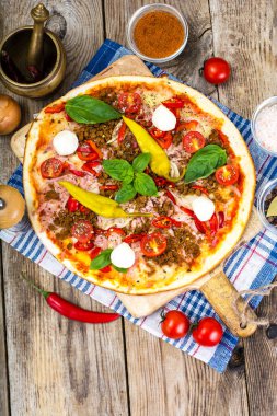 Rustik İtalyan Pizza üzerinde ince bir pasta ile kıyılmış domuz eti, jambon, Tom