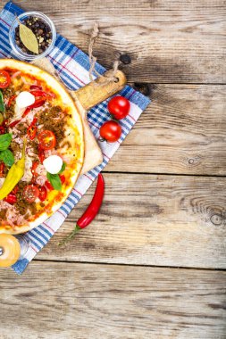 Rustik İtalyan Pizza üzerinde ince bir pasta ile kıyılmış domuz eti, jambon, Tom