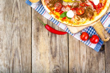 Rustik İtalyan Pizza üzerinde ince bir pasta ile kıyılmış domuz eti, jambon, Tom