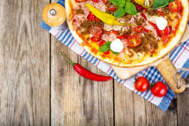 Rustik İtalyan Pizza üzerinde ince bir pasta ile kıyılmış domuz eti, jambon, Tom