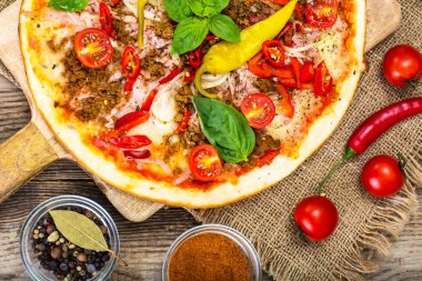 Rustik İtalyan Pizza üzerinde ince bir pasta ile kıyılmış domuz eti, jambon, Tom