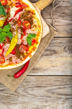 Rustik İtalyan Pizza üzerinde ince bir pasta ile kıyılmış domuz eti, jambon, Tom