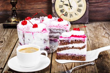 Kremalı ve kirazlı kek.