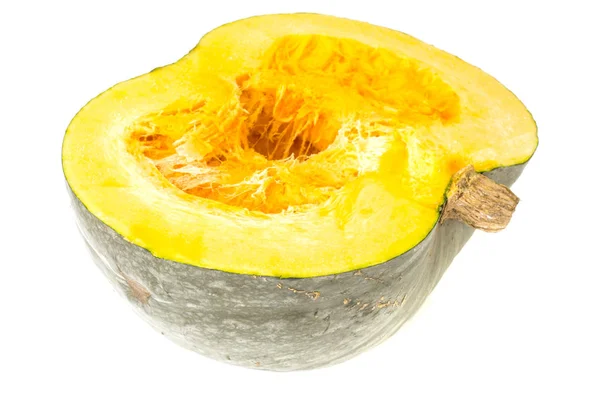 Gri kabak içinde kesilmiş yarım, selüloz ve tohumlar