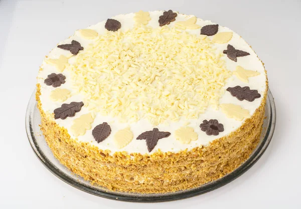 Honing cake met slagroom en witte chocolade — Stockfoto