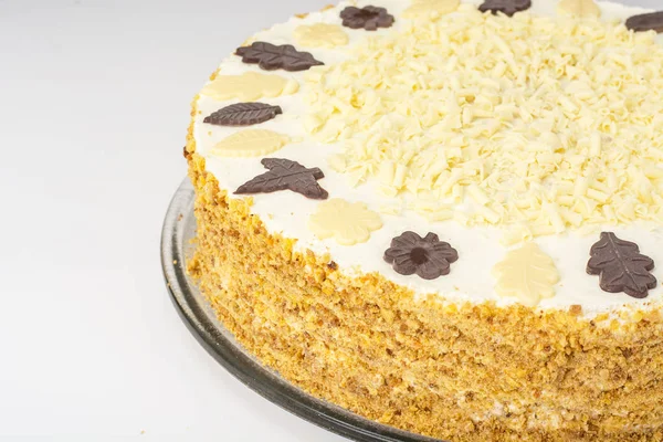 Gâteau au miel avec crème fouettée et chocolat blanc — Photo
