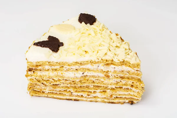 Bolo de mel com chantilly e chocolate branco — Fotografia de Stock