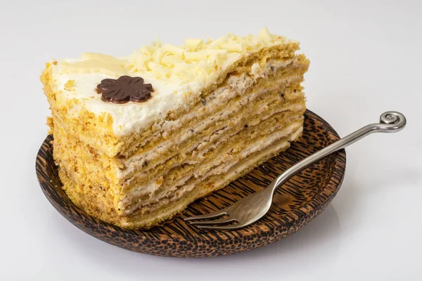 Honung tårta med vispad grädde och vit choklad — Stockfoto