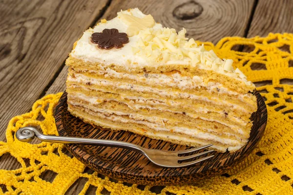 Gâteau au miel avec crème fouettée et chocolat blanc — Photo