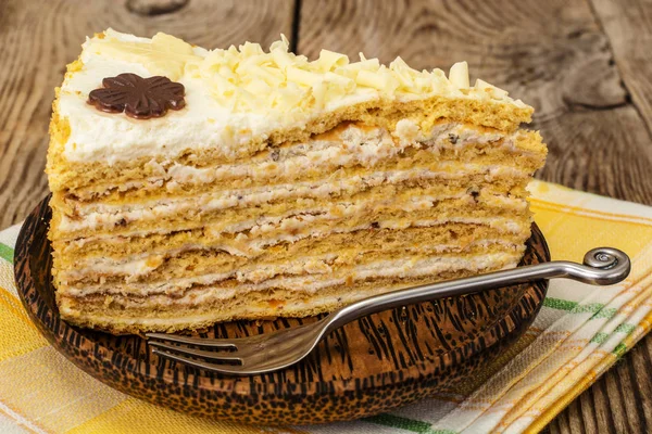 ホワイト チョコレートとホイップ クリーム蜂蜜ケーキ — ストック写真