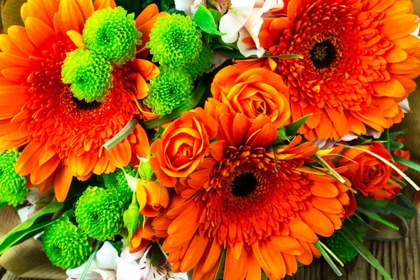 Festlich eleganter Strauß aus verschiedenen Blumen — Stockfoto