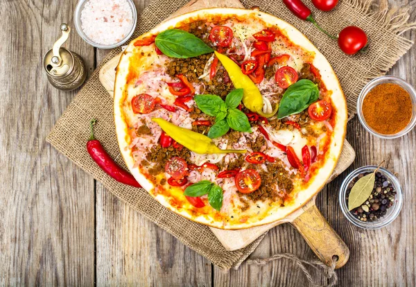 Rustik İtalyan Pizza üzerinde ince bir pasta ile kıyılmış domuz eti, jambon, Tom