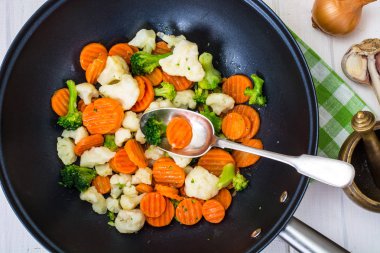 Kızarmış sebze yağı bir tavada karıştırın