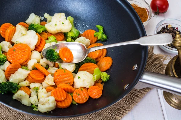 Жареные овощи на сковороде в масле — стоковое фото