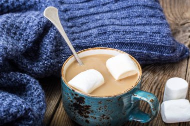 Beyaz hatmi ve sütlü kahve