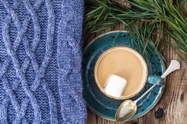 Beyaz hatmi ve sütlü kahve