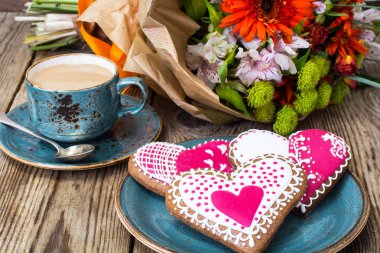 Gingerbread kalp Valentinov gün için krema ile