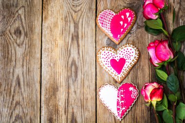 Gingerbread kalp Valentinov gün için krema ile