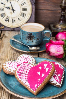 Gingerbread kalp Valentinov gün için krema ile