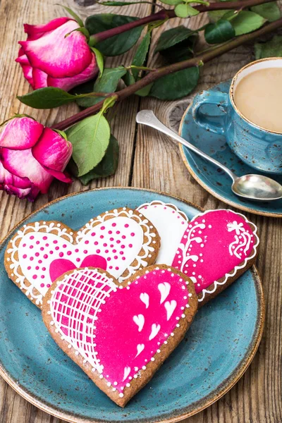 Lebkuchenherz mit Zuckerguss zum Valentinstag — Stockfoto
