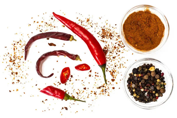 Chili, rode peper vlokken, likdoorns en paprikapoeder — Stockfoto