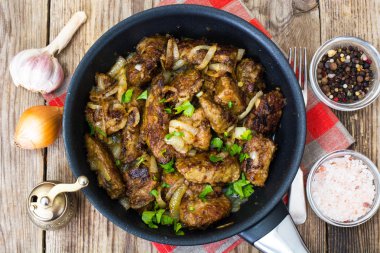 Kızarmış biftek karaciğer soğan, köri ve baharatlar