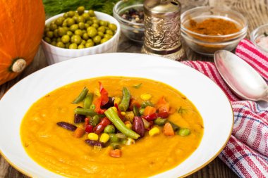 Sebzeli baharatlı sebze krem çorbası