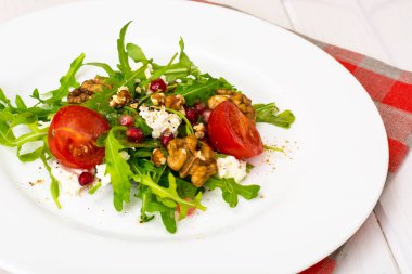 Roka, domates ve nar vejetaryen salatası