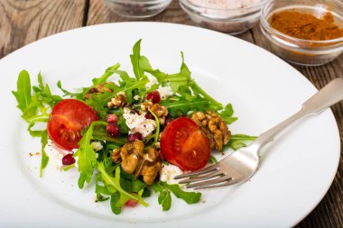 Roka, domates ve nar vejetaryen salatası