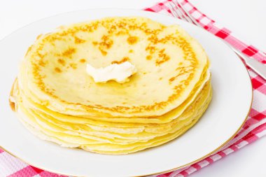 beyaz zemin üzerine lezzetli gözleme