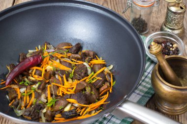 Mantar soğan ve havuç wok içinde kızarmış