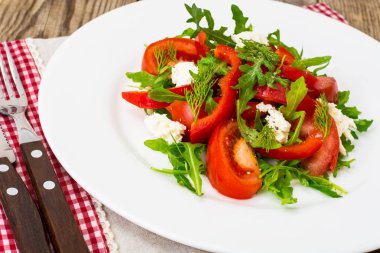 Sebze salatası roka ve keçi peyniri