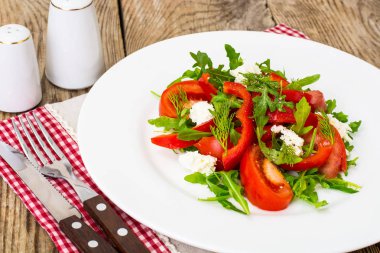 Sebze salatası roka ve keçi peyniri