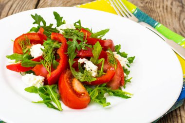 Sebze salatası roka ve keçi peyniri