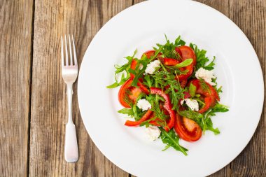 Sebze salatası roka ve keçi peyniri