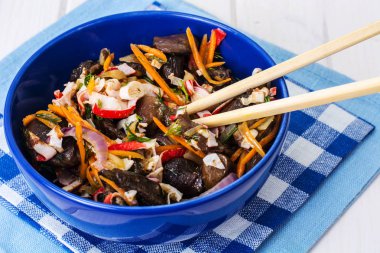 Yengeç sopa ile baharatlı salata