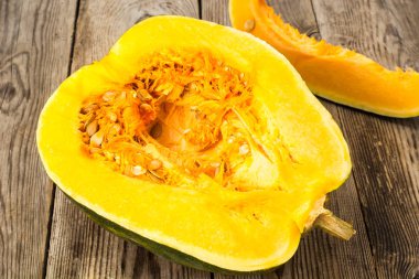 Kabak yarım ve dilim kesilmiş