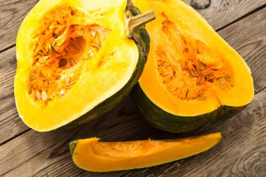 Kabak yarım ve dilim kesilmiş