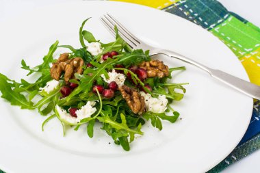 Roka, nar taneleri, beyaz peynir ve ceviz ile salata