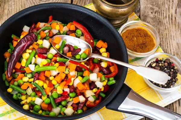 Mezcla mexicana de verduras, cocidas en una sartén — Foto de Stock